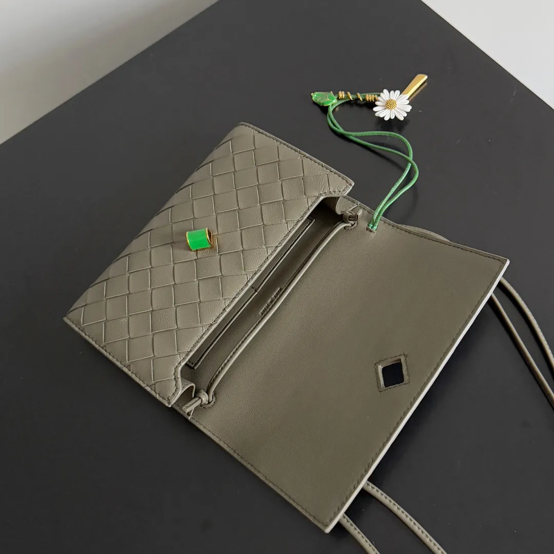 Batch 1560 Bottega Veneta2025 new product Daisy Andiamo bag, classic woven crossbody bag, thin shoulder strap is more casual, especially the small pendant design this time, daisy + green leaves + small gold chain, add a playful and smart look to the tough leather🌼Metallic button and knot closure, simple but not simple, elegant texture, elegant weaving attitude. You can also decide how to carry the bag according to your outfit and occasion. It can be used as a clutch bag, shoulder bag, or crossbody bag. It has a high usage rate. 😊Pair it with a simple skirt to instantly become relaxed and fashionable. Pair it with a smart suit to neutralize the formal feeling. It can be used for commuting and dating! Style number: 838870 (836940) Size: 19*12.6*2cm